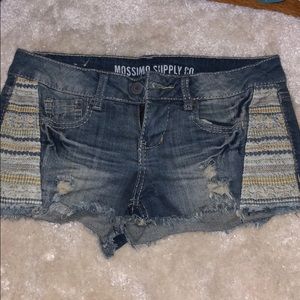 Distressed jean shorts with patterned side